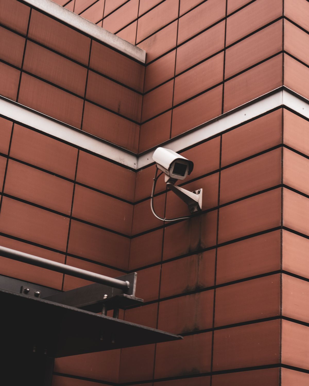 Telecamera di sicurezza professionale montata all'esterno di edificio residenziale: video-sorveglianza con visione notturna e collegamento alla centrale antifurto