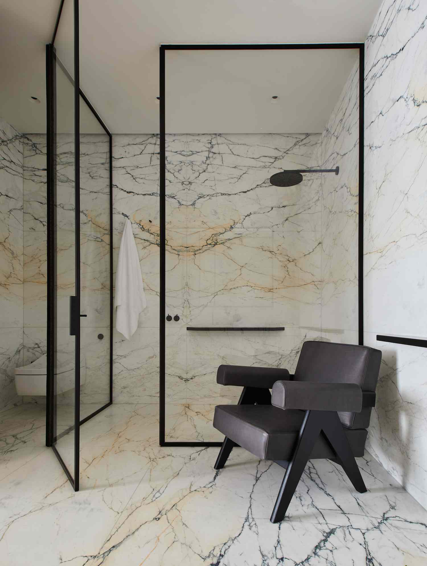 Box doccia walk-in con parete in vetro temperato profilo nero e soffione effetto pioggia
