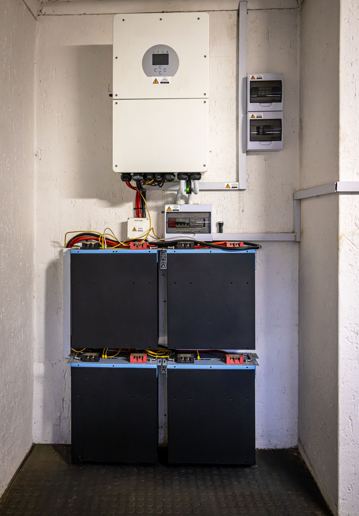 Inverter ibrido + sistema di accumulo LFP a parete in locale tecnico residenziale