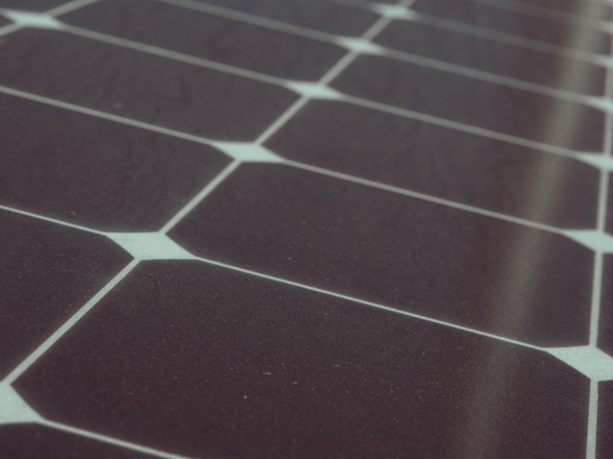 Dettaglio pannelli fotovoltaici monocristallini TOPCon a celle bifacciali con telaio in alluminio anodizzato